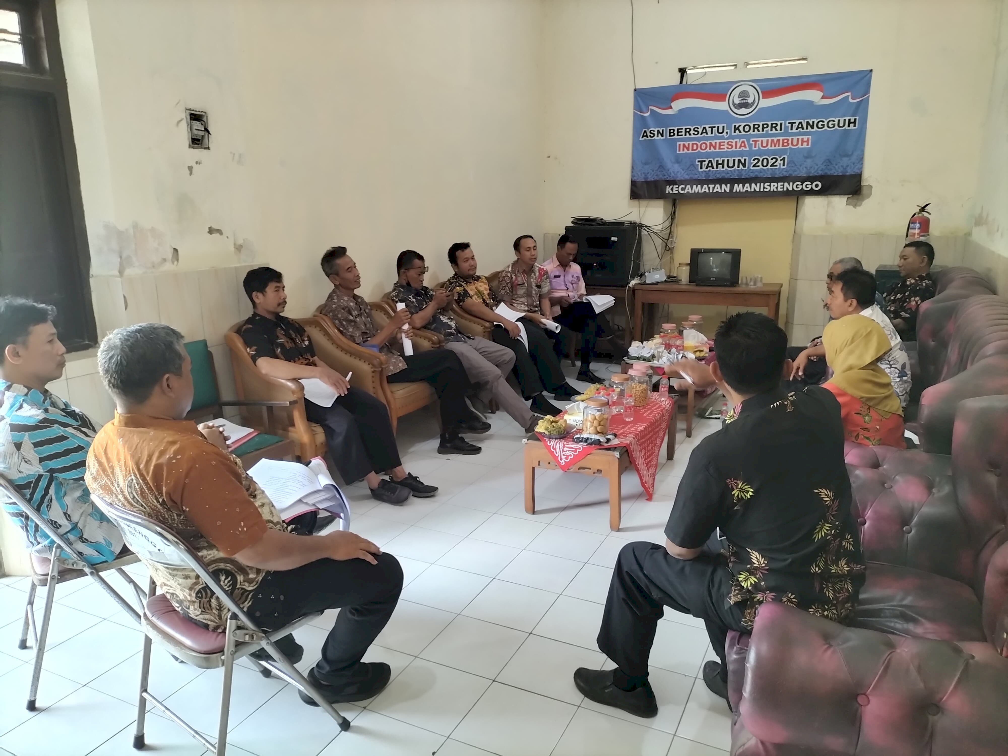 Rapat Koordinasi Intern terkait Persiapan Verifikasi dan Validasi Lapangan Evaluasi Kinerja Kecamatan (EKK) tahun 2026 Kecamatan Manisrenggo